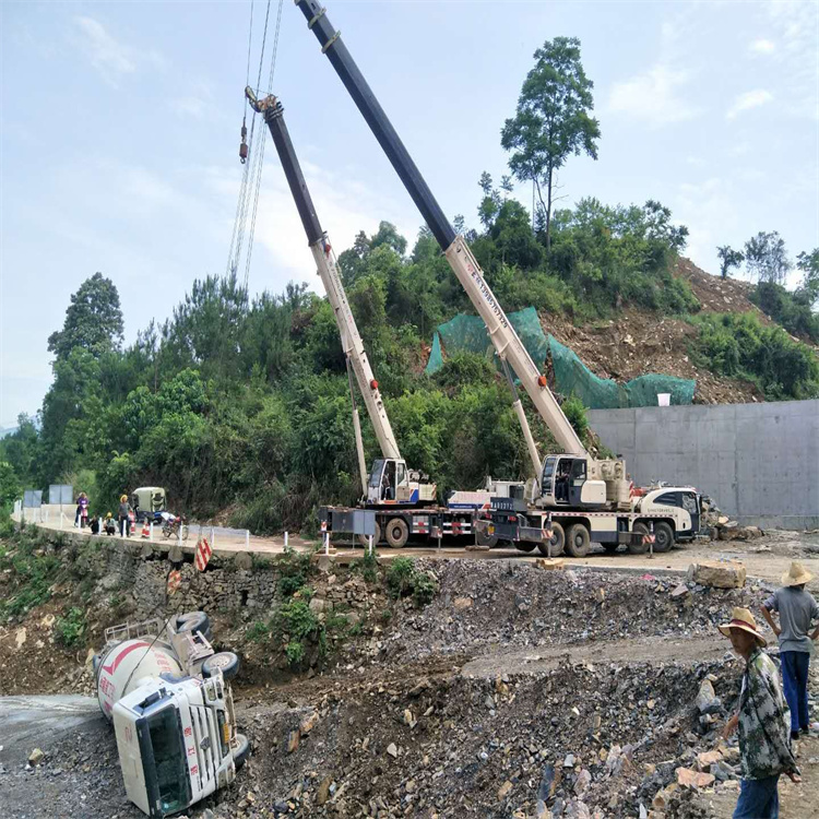 随县汽车掉沟里叫吊车救援要多少钱